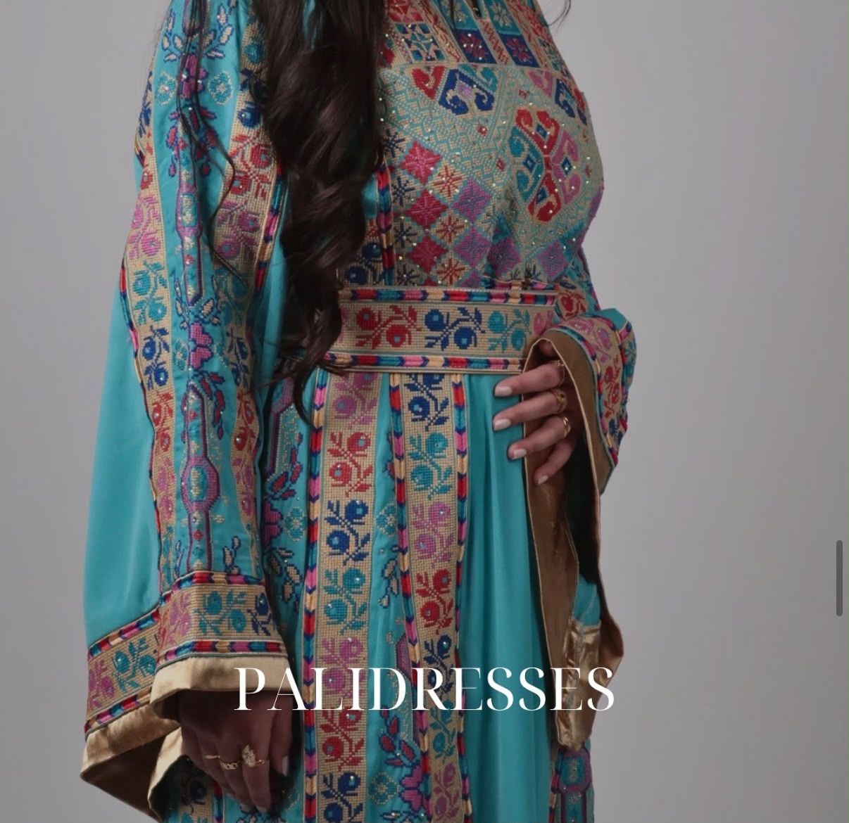 Detail van turquoise thobe met tatreez