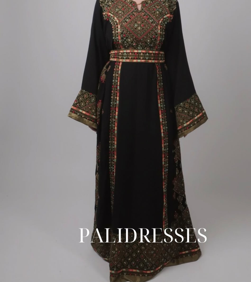 Sfeerbeeld van de oprichtster van Palidresses te midden van traditionele jurken